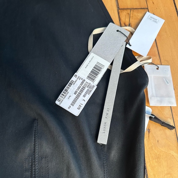 Rick Owens NWT FW23 Excellent
Luxor one-shoulder top Lambskin Leather
Black IT42 - Picture 9 of 9